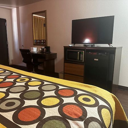 Super 8 by Wyndham Giddings Hotel Bagian luar foto