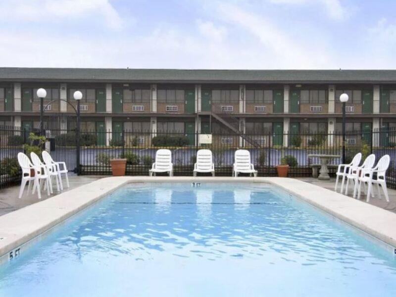 Super 8 by Wyndham Giddings Hotel Bagian luar foto