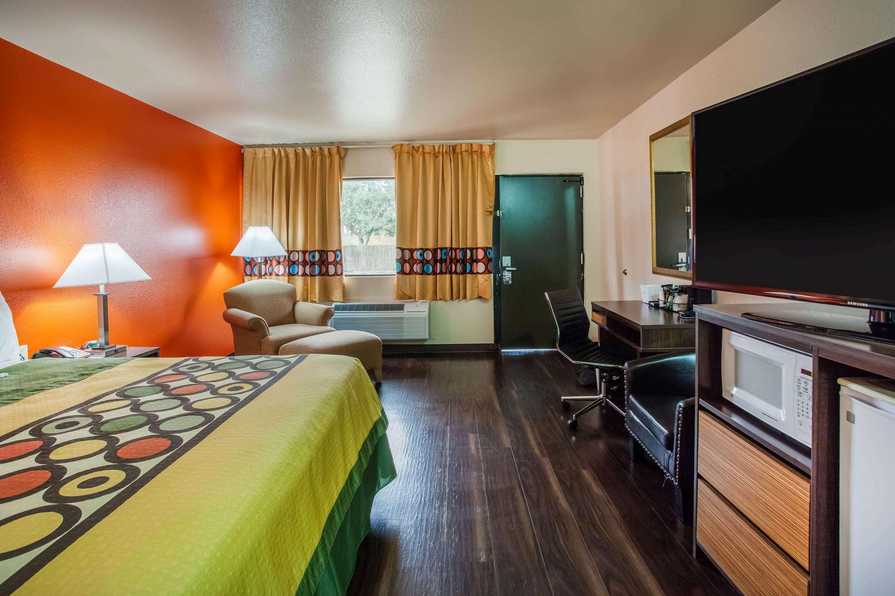 Super 8 by Wyndham Giddings Hotel Bagian luar foto