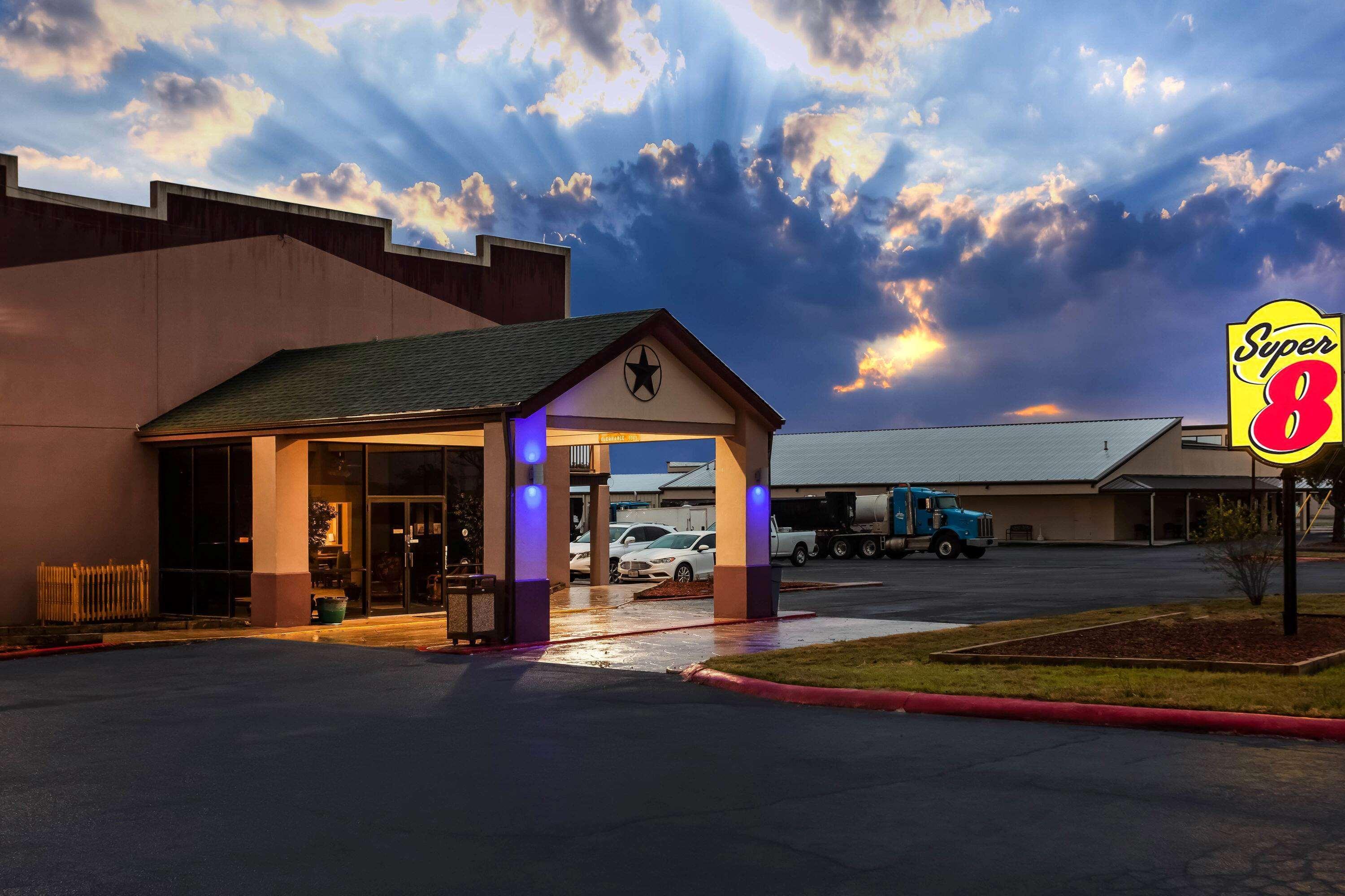 Super 8 by Wyndham Giddings Hotel Bagian luar foto