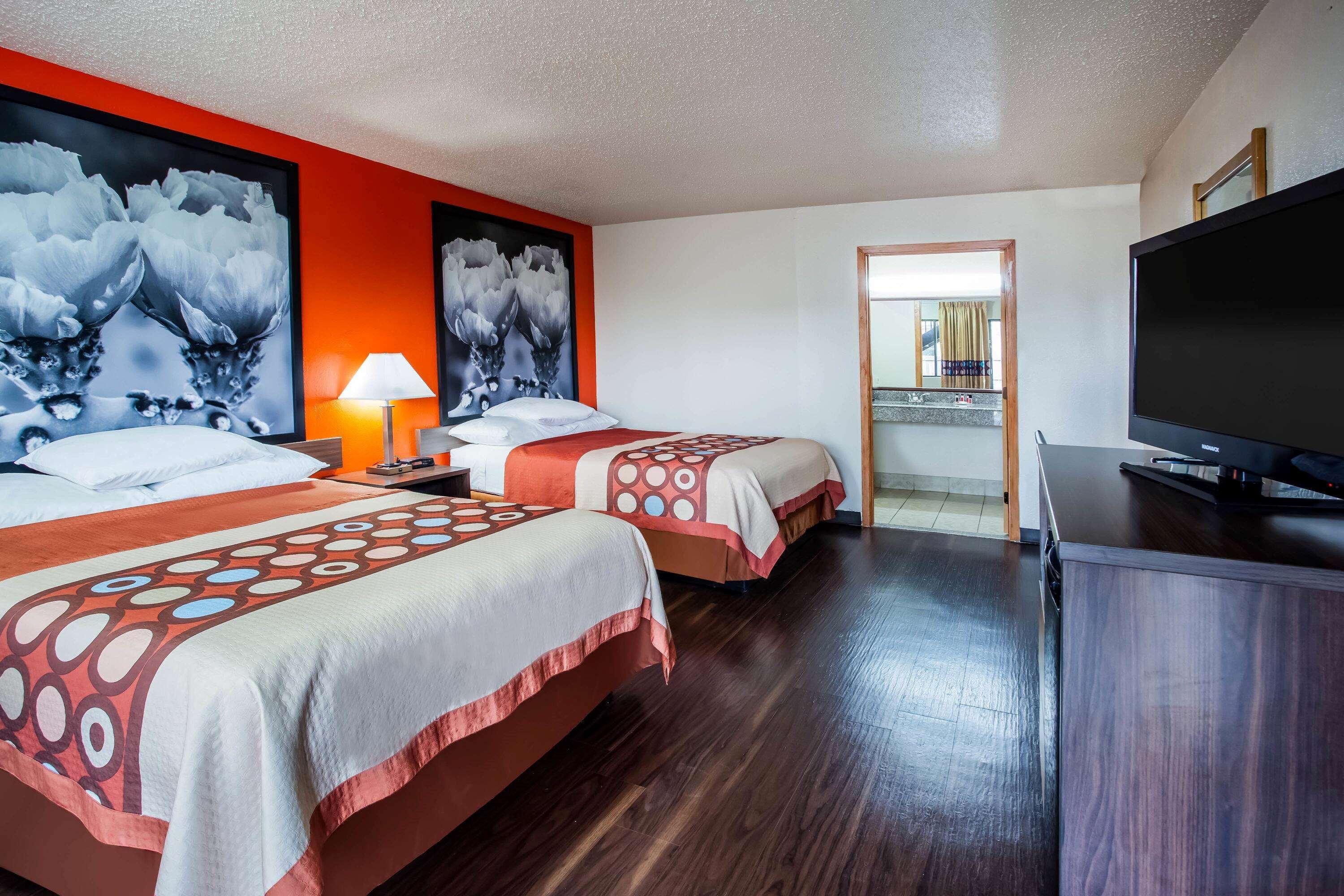 Super 8 by Wyndham Giddings Hotel Bagian luar foto