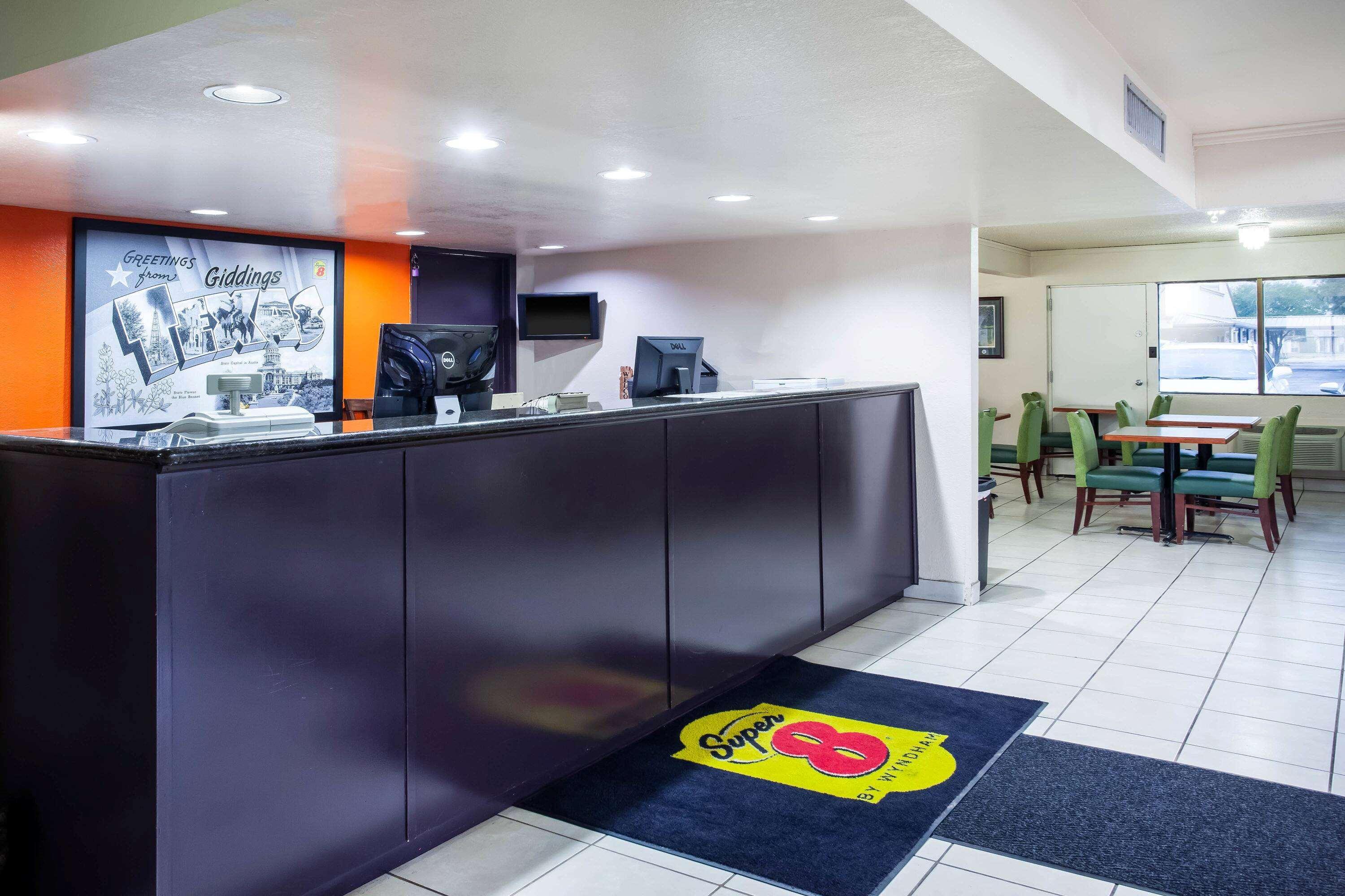 Super 8 by Wyndham Giddings Hotel Bagian luar foto