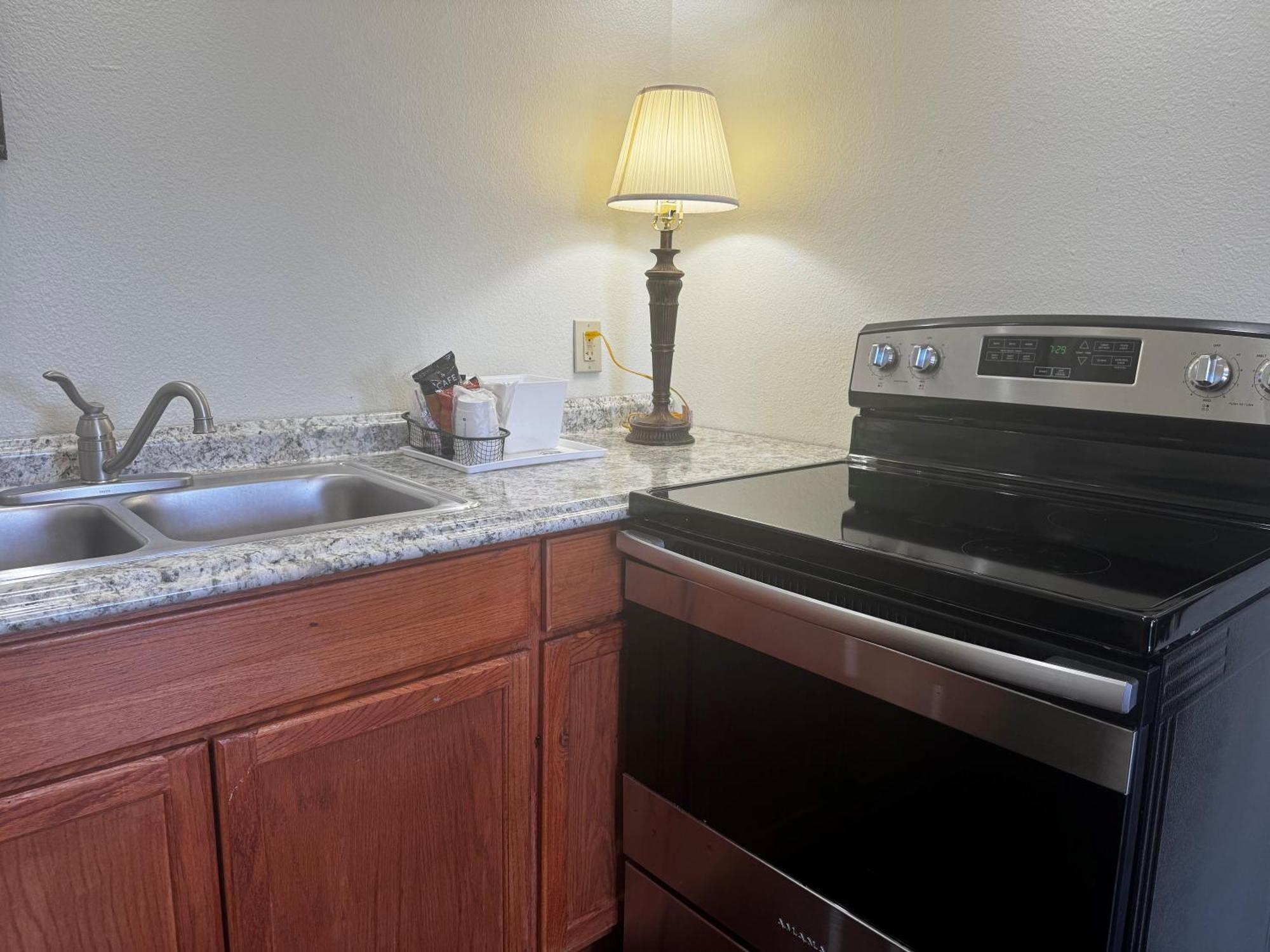 Super 8 by Wyndham Giddings Hotel Bagian luar foto