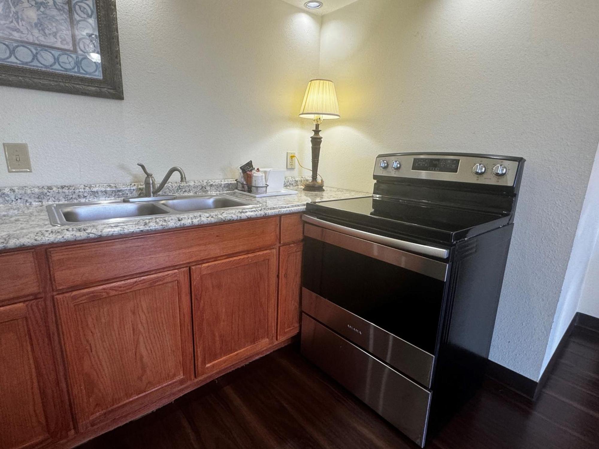 Super 8 by Wyndham Giddings Hotel Bagian luar foto