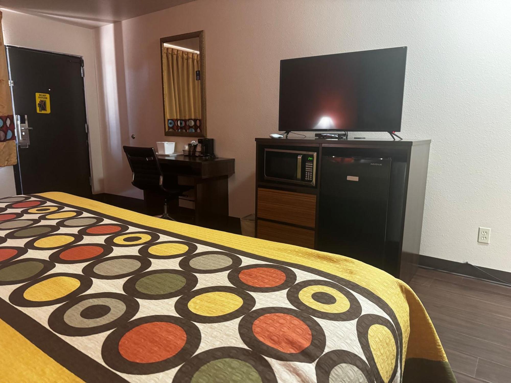 Super 8 by Wyndham Giddings Hotel Bagian luar foto