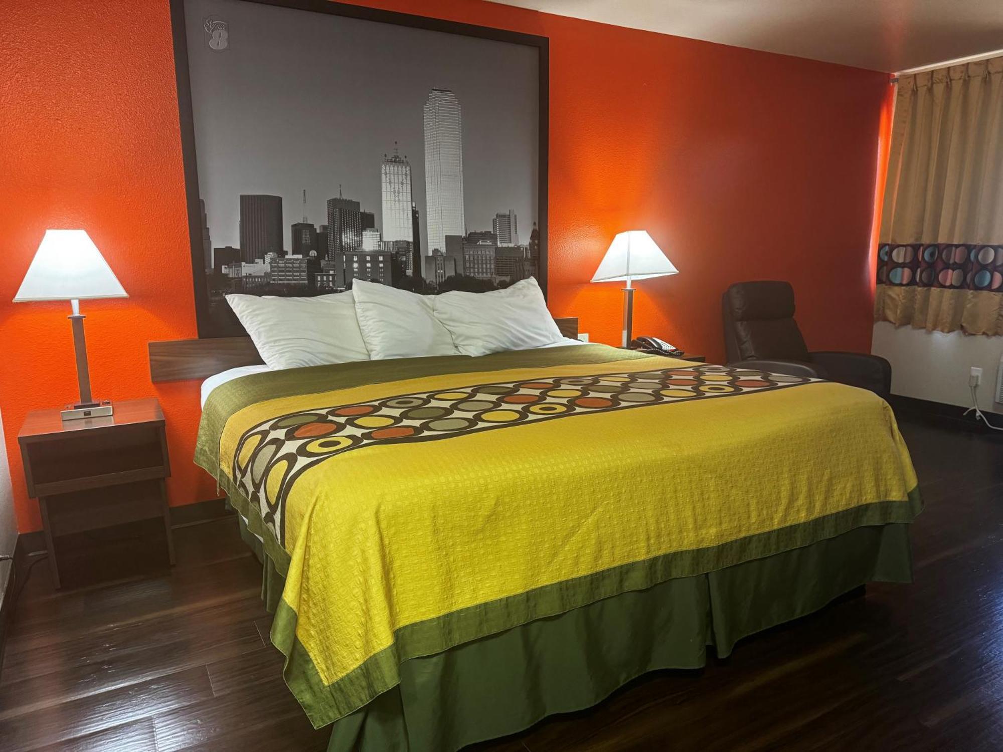 Super 8 by Wyndham Giddings Hotel Bagian luar foto