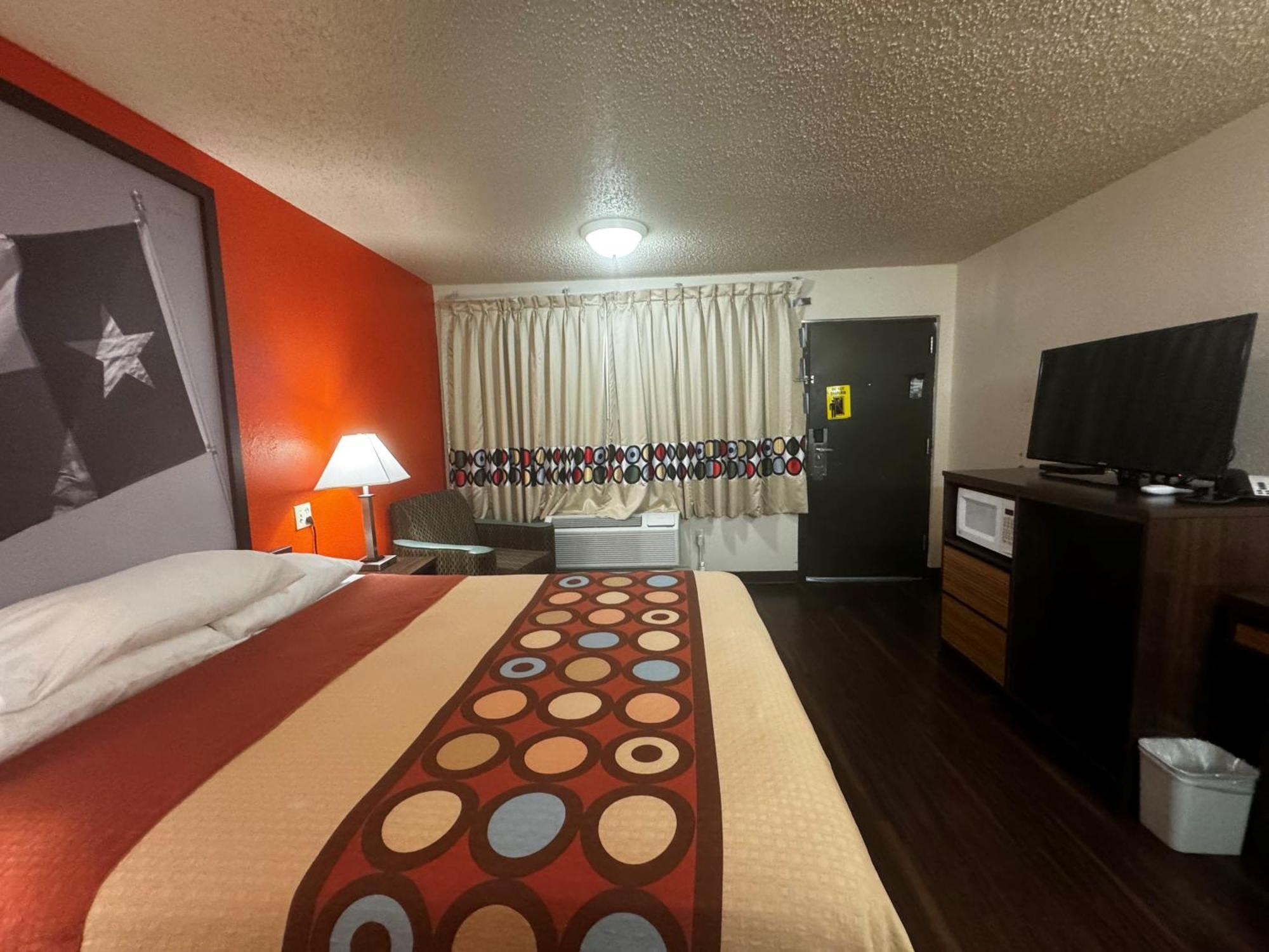 Super 8 by Wyndham Giddings Hotel Bagian luar foto