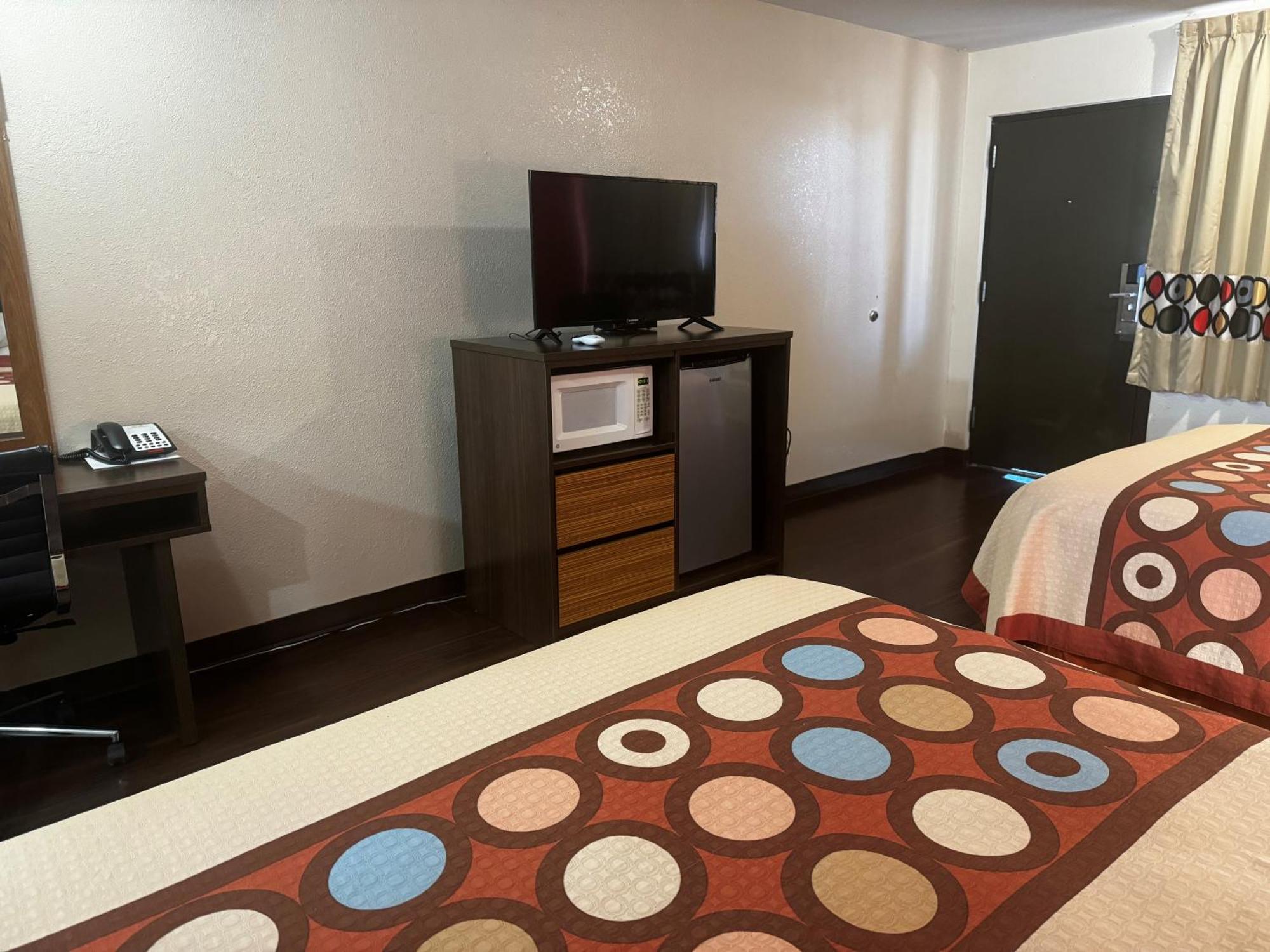 Super 8 by Wyndham Giddings Hotel Bagian luar foto