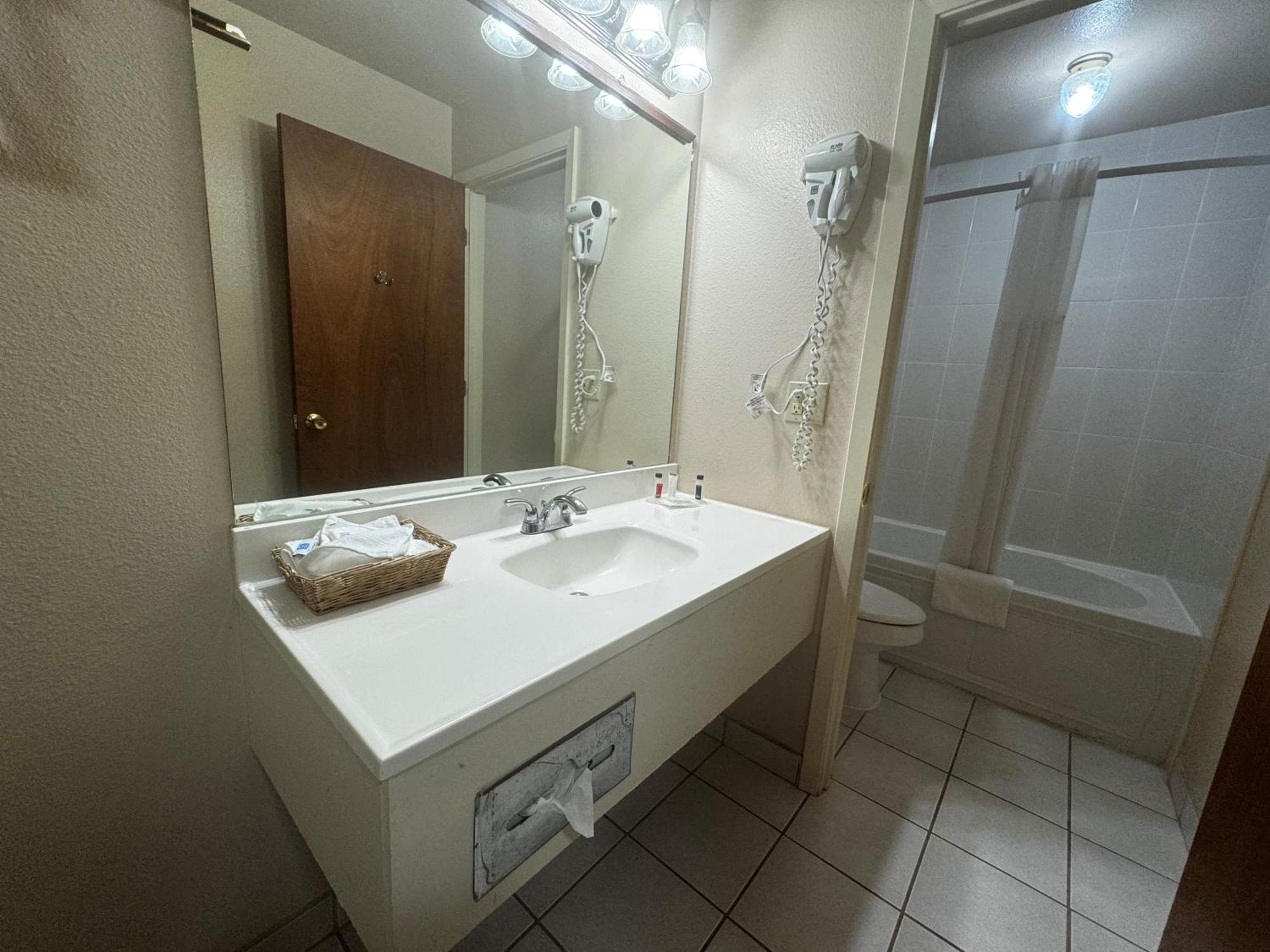 Super 8 by Wyndham Giddings Hotel Bagian luar foto