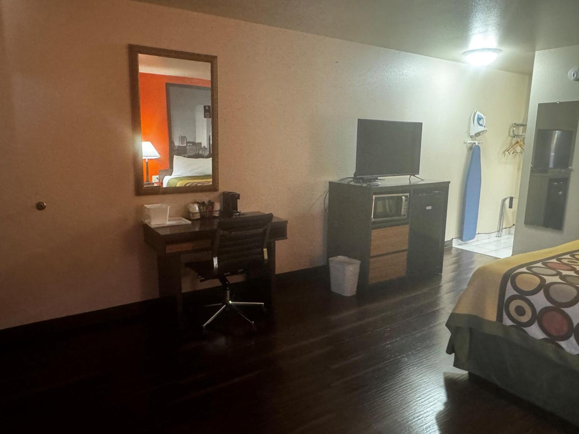 Super 8 by Wyndham Giddings Hotel Bagian luar foto