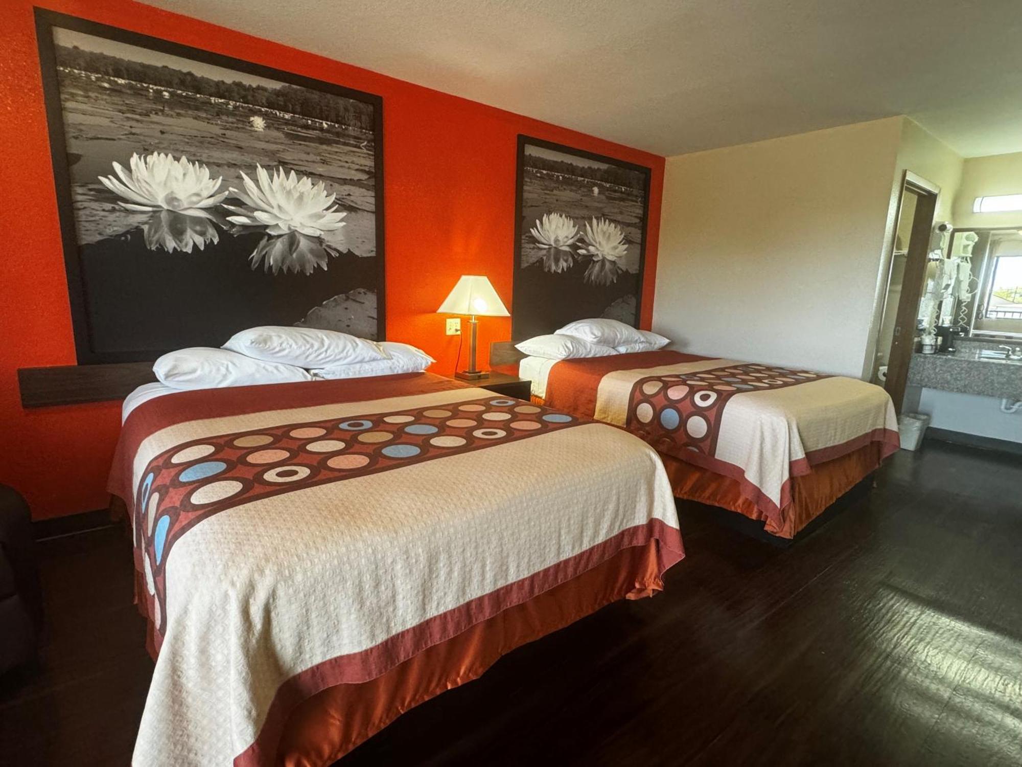 Super 8 by Wyndham Giddings Hotel Bagian luar foto